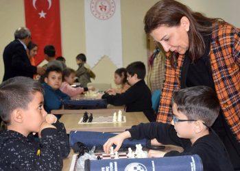 Karabük’teki depremzede çocuk ve gençlere satranç eğitimi veriliyor