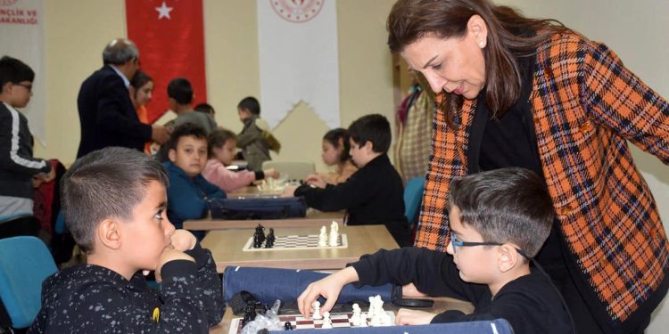 Karabük’teki depremzede çocuk ve gençlere satranç eğitimi veriliyor