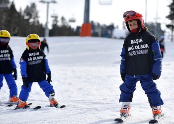 Çocuk kayakçılar “siyah deprem yelekleriyle” antrenmanlara başladı