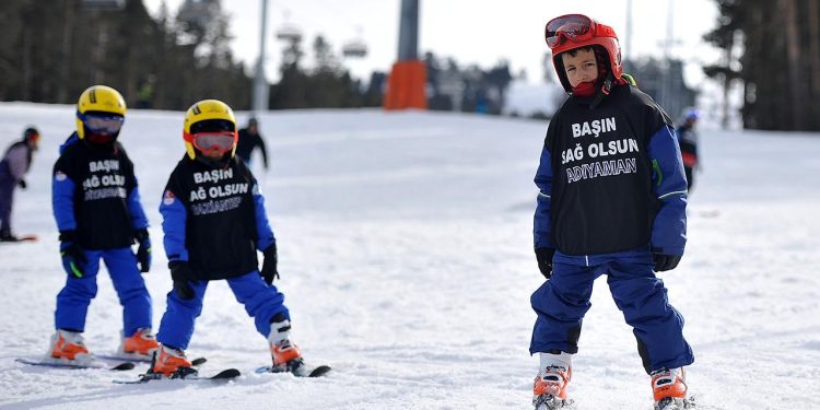 Çocuk kayakçılar “siyah deprem yelekleriyle” antrenmanlara başladı