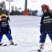 Çocuk kayakçılar “siyah deprem yelekleriyle” antrenmanlara başladı