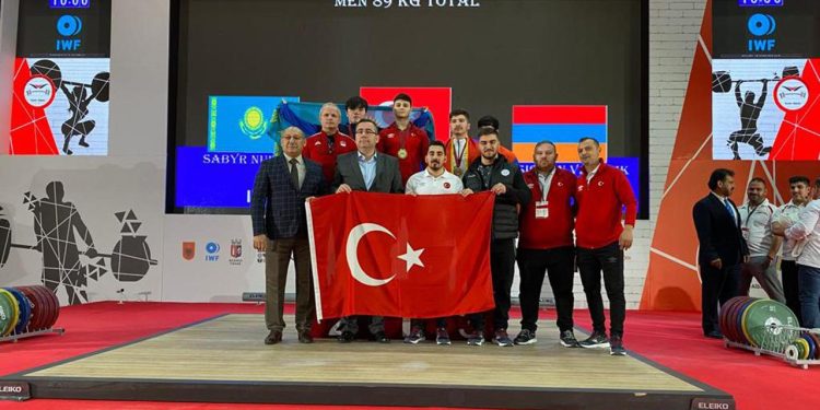 Milli halterci Kerem Kurnaz, dünya şampiyonu oldu