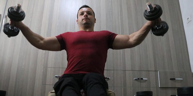 Köyde halter çalışan bedensel engelli sporcu hayalinin peşinden koşuyor