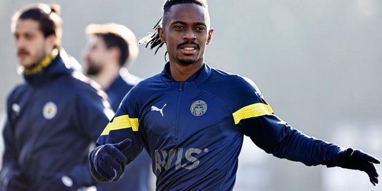 Fenerbahçeli Lincoln Henrique sakatlandı