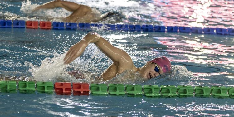 Litvanyalı genç yüzücüler Erzurum’da güç depoluyor