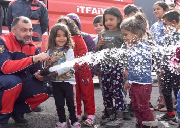 “Depremzede itfaiyeci”ler çadır kentlerdeki çocuklarla stres atıyor