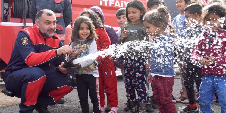 “Depremzede itfaiyeci”ler çadır kentlerdeki çocuklarla stres atıyor