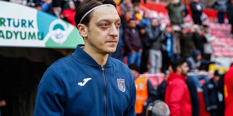 Mesut Özil’in futbolu bırakması İspanyol basınında