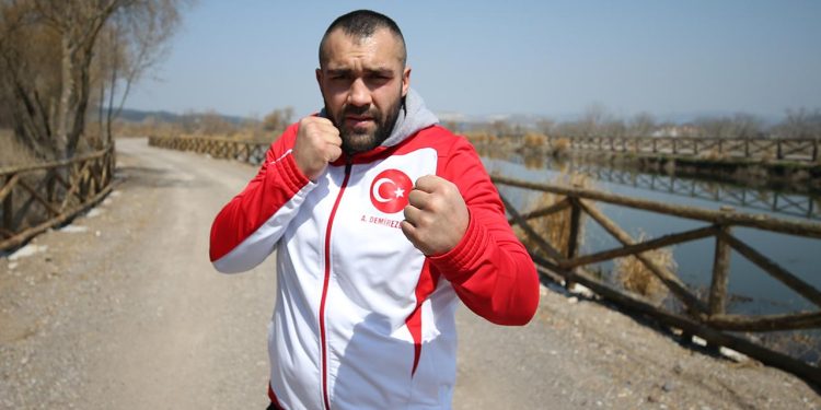 Milli boksör Ali Eren Demirezen boksa ara verdi