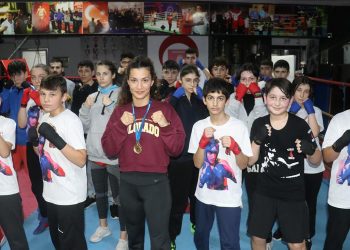 Milli boksör Ayşen Taşkın öğrenciyle şampiyonluklara hazırlanıyor