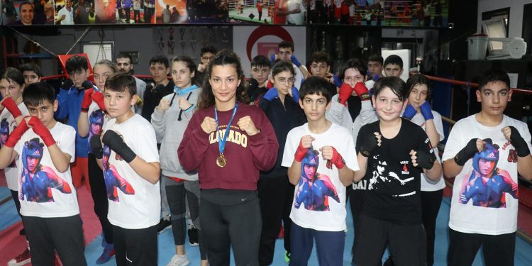 Milli boksör Ayşen Taşkın öğrenciyle şampiyonluklara hazırlanıyor