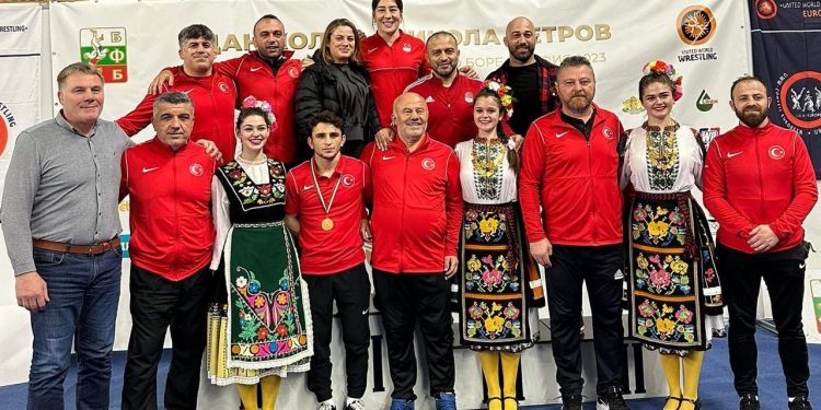Milli güreşçiler Bulgaristan’da 12 madalya kazandı
