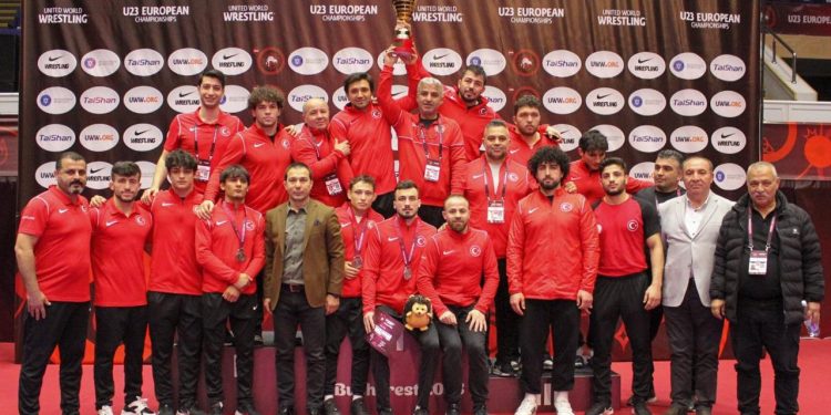 Milli güreşçilerden 17 madalya