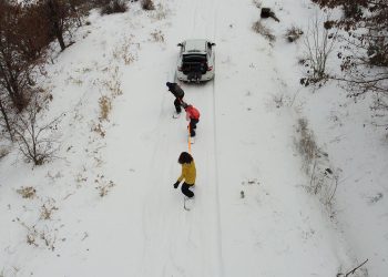 Munzur’da araçlarına bağladıkları halatla snowboard yaptılar