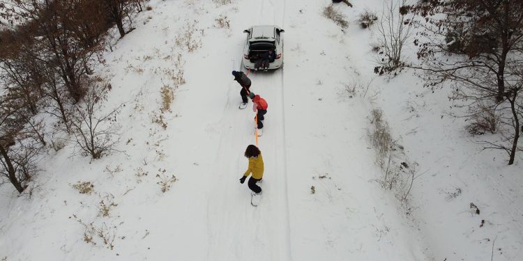 Munzur’da araçlarına bağladıkları halatla snowboard yaptılar