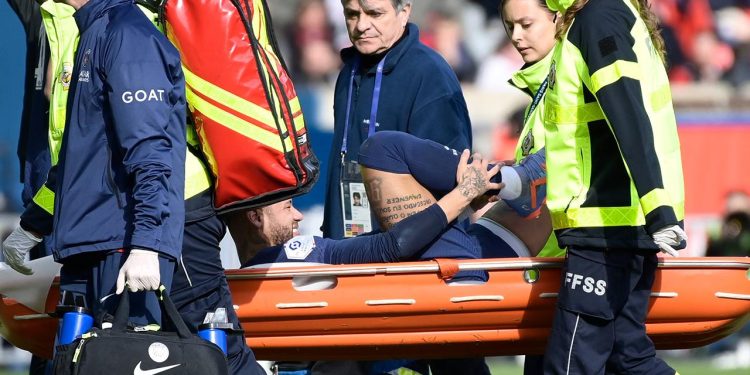 Neymar uzun süre forma giyemeyecek