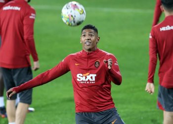 Galatasaray Van Aanholt’u PSV’ye kiraladı