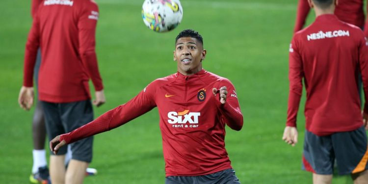 Galatasaray Van Aanholt’u PSV’ye kiraladı