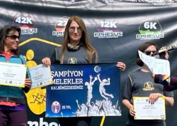 20 Temmuz Fen Lisesi Müdürü Deveci, Efes Ultra Maratonu’nda “Şampiyon Melekler” adına koşarak birinci oldu