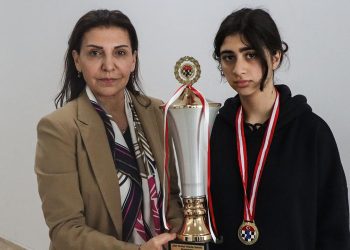 Satrançta kupa ve madalyaları enkaz altında kalan şampiyona destek