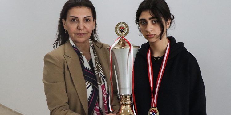 Satrançta kupa ve madalyaları enkaz altında kalan şampiyona destek