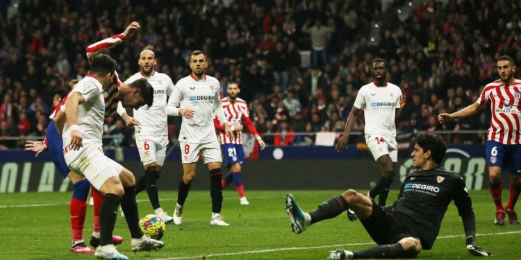 Fenerbahçe’nin rakibi Sevilla, Atletico’dan fark yedi