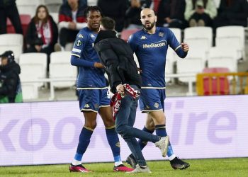 Sivasspor-Fiorentina maçında sahaya giren 2 taraftar tutuklandı