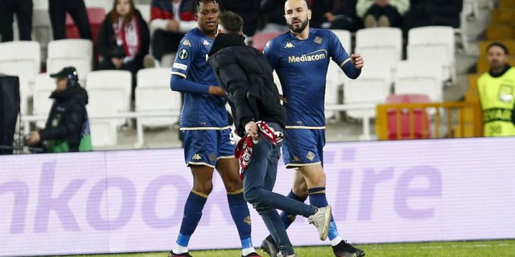 Sivasspor-Fiorentina maçında sahaya giren 2 taraftar tutuklandı