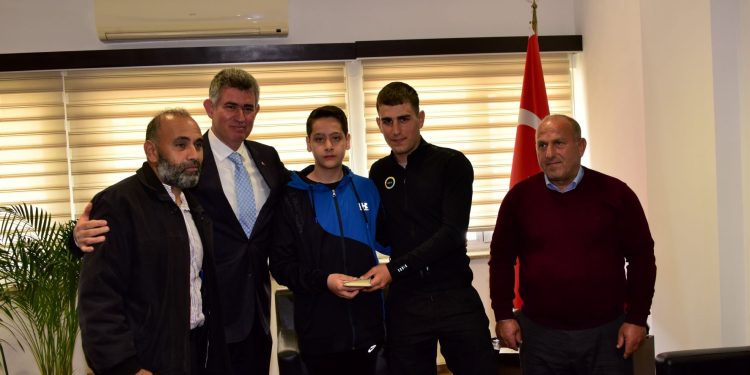 Bisiklet sporcusu Emre Kaplan’dan depremzede kickboks sporcusu Burak Sürücü’ye anlamlı bağış