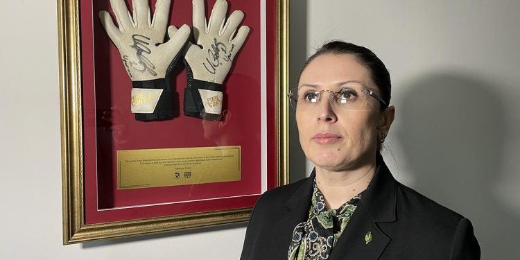 Madenci aileleri için satılan Uğurcan Çakır’ın eldivenleri sergileniyor