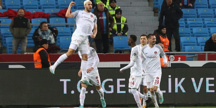 Ümraniyespor Trabzonspor galibiyetiyle lige tutundu