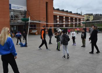 Yurtlarda kalan afetzedeler depremin izlerini sporla silmeye çalışıyor