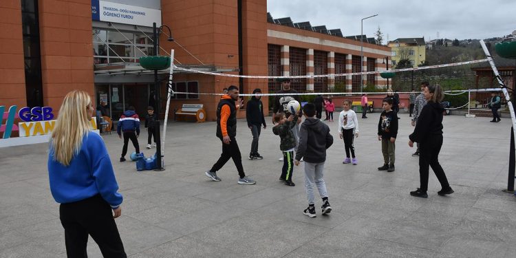 Yurtlarda kalan afetzedeler depremin izlerini sporla silmeye çalışıyor