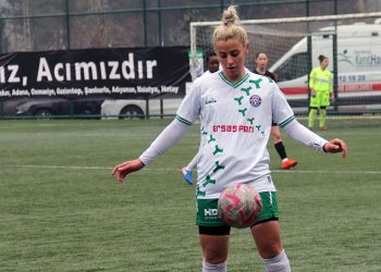 Enkazdan çıktı yeşil sahalara koştu
