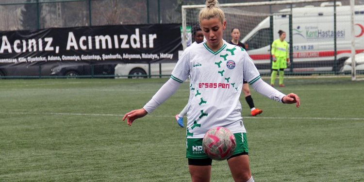 Enkazdan çıktı yeşil sahalara koştu