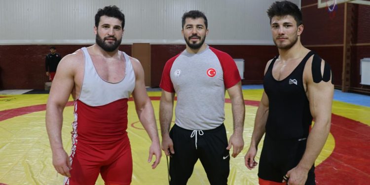 Milli güreşçi kuzenler şampiyonalarda çifte başarı hedefliyor