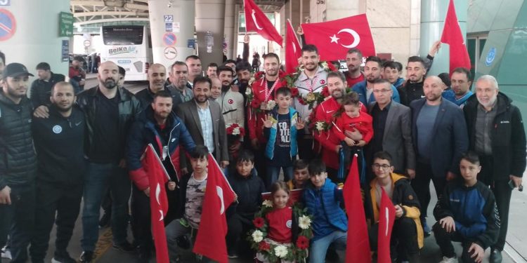 Serbest Güreş Milli Takımı Ankara’da çiçeklerle karşılandı