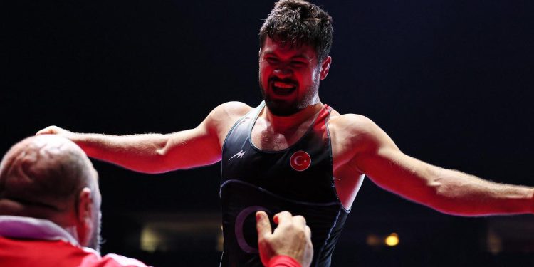 Milli güreşçi Ali Cengiz gümüş madalya kazandı