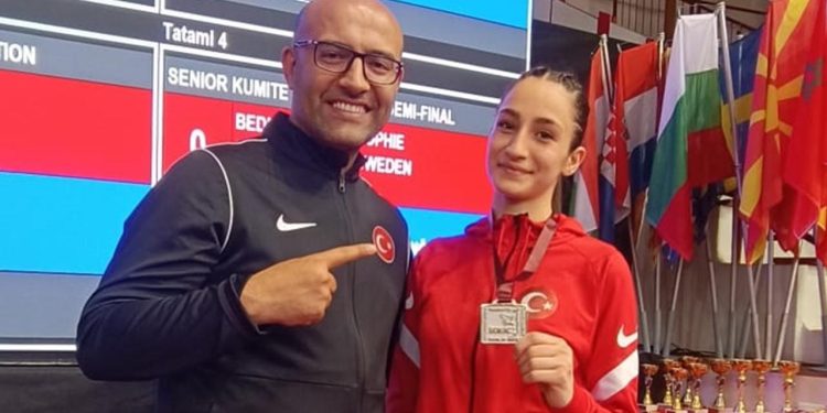 Milli karateci Sena Kızılaslan gümüş madalya kazandı