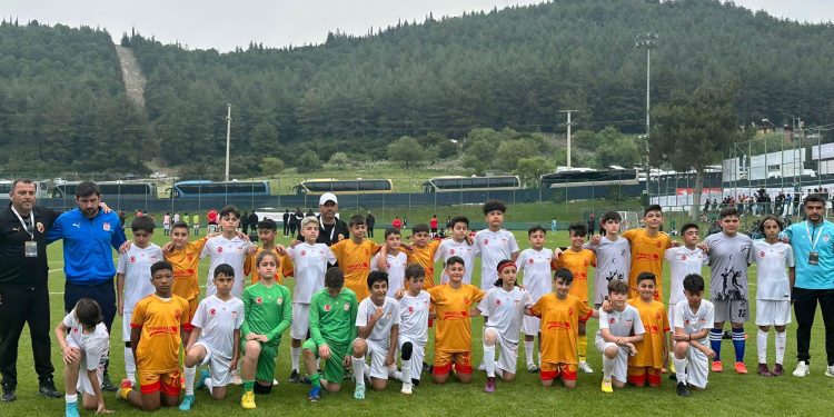 Çetinkaya, U 12 Uluslararası Turnuvadaydı