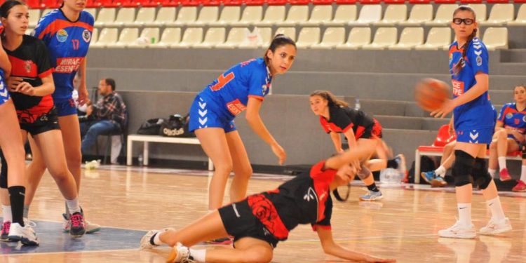 Hentbolda UKÜ ve Esentepe finalde