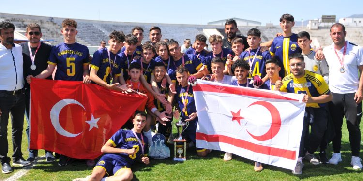 Erkeklerde Bekirpaşa Lisesi, kızlarda Lefkoşa Türk Lisesi şampiyon