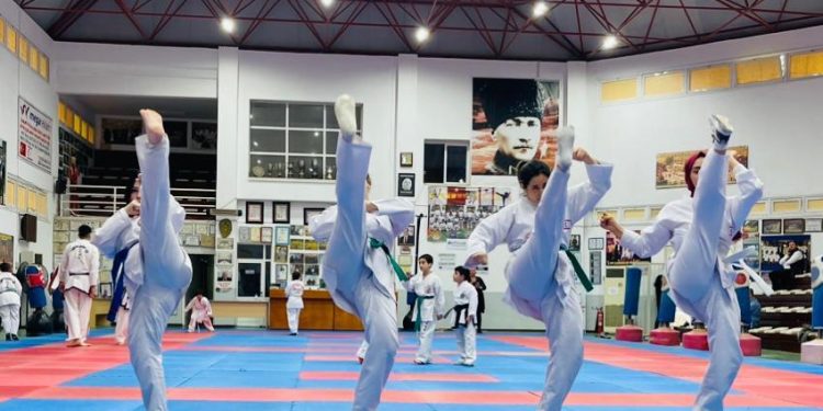 Taekwondocular yarıştı