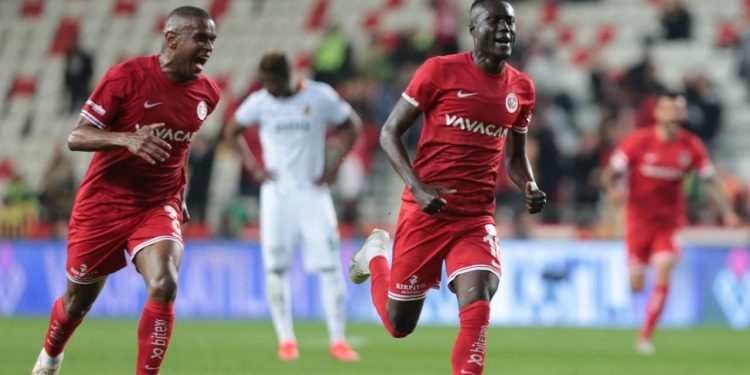 4 gollü Akdeniz derbisi Antalyaspor'un