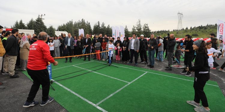 Bakan Kasapoğlu depremzede çocuklarla tenis oynadı