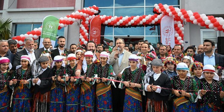 Bakan Kasapoğlu İzmir’de gençlik merkezi açılışı yaptı