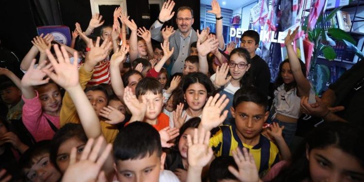 Bakan Kasapoğlu İzmir’de GSB tırında çocuklarla bayramlaştı