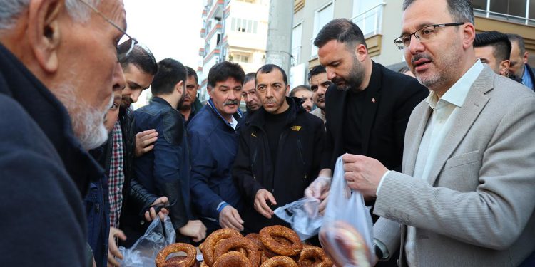 Bakan Kasapoğlu İzmir’de vatandaşlarla bayramlaştı