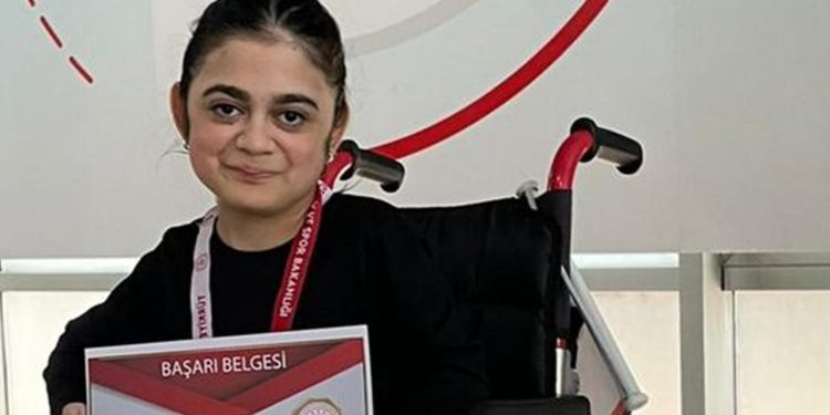 Bedensel engelli Selen Yüksel yüzmede Türkiye şampiyonu oldu