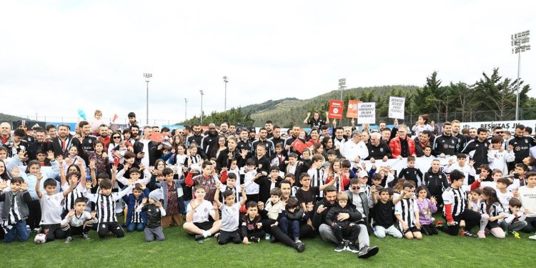 Beşiktaş Futbol Takımı 23 Nisan’da çocuklarla bir araya geldi